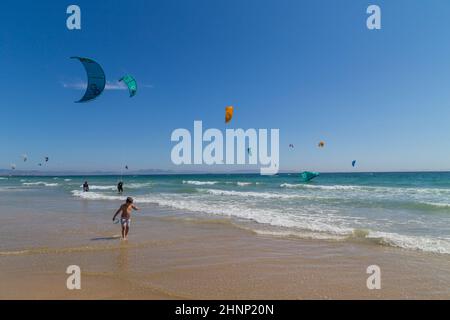 Kitesurfen in Tarifa Stockfoto