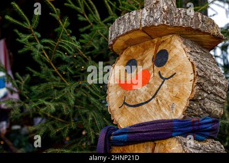 Schneemann aus Holz im Garten Stockfoto