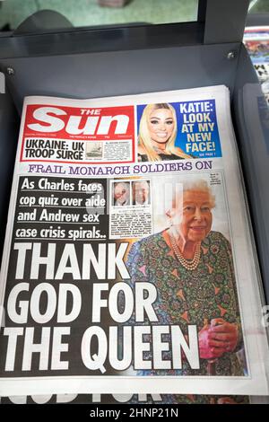 The Sun Zeitung Headline Titelseite 'Thank God for the Queen' Elizabeth II Prinz Charles Andrew am 17. Februar 2022 London England Großbritannien Stockfoto