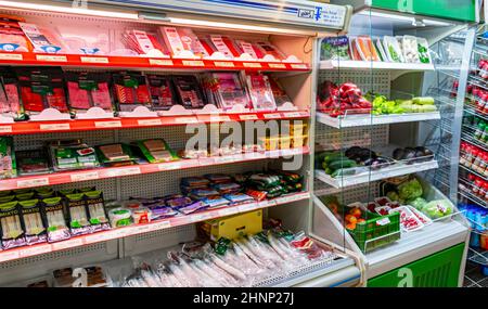 Frische und kühle Produkte und Gemüse im Supermarkt Spanien. Stockfoto