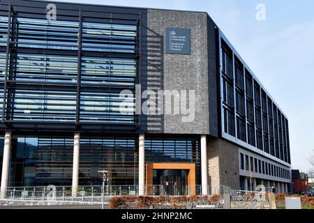 Treforest Industrial Estate, Wales - Februar 2022: Außenansicht des neuen Bürogebäudes des britischen Regierungsministeriums für Arbeit und Altersversorgung. Stockfoto