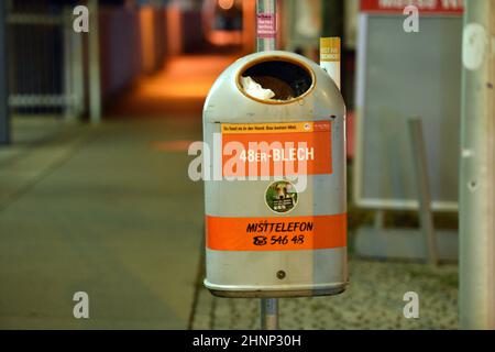 Abfallbehälter und Aschenbecher in Wien, Österreich, Europa - Abfalleimer und Aschenbecher in Wien, Österreich, Europa Stockfoto