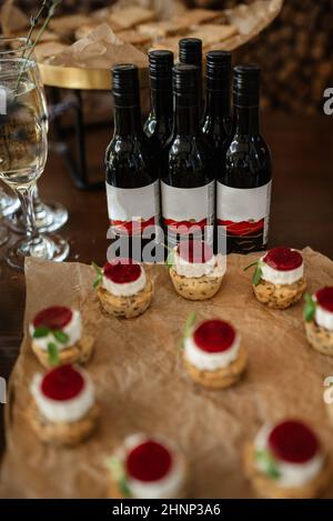 Begrüßungsbuffet mit Alkohol und Snacks Stockfoto