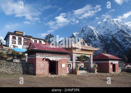 Eingangstor im buddhistischen Kloster im Dorf Tengboche mit Himalaya-Bergen im Hintergrund. Stockfoto