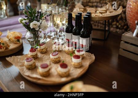 Begrüßungsbuffet mit Alkohol und Snacks Stockfoto