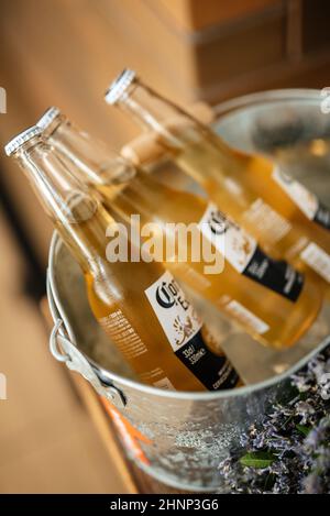 Begrüßungsbuffet mit Alkohol und Snacks Stockfoto