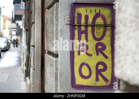 Graffito 'Horror' an einer Hauswand in Wien, Österreich, Europa - Graffito 'Horror' an einer Hauswand in Wien, Österreich, Europa Stockfoto