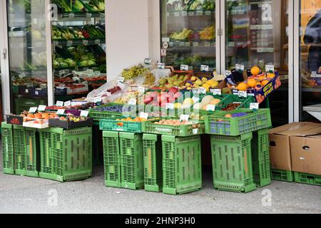 Ein Obststand auf dem Karmelitermarkt in Wien, Österreich, Europa - Ein Obststand auf dem Karmelitermarkt in Wien, Österreich, Europa - Stockfoto