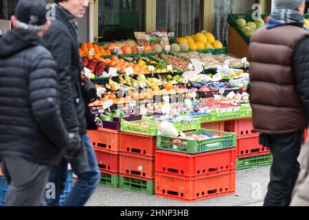 Ein Obststand auf dem Karmelitermarkt in Wien, Österreich, Europa - Ein Obststand auf dem Karmelitermarkt in Wien, Österreich, Europa - Stockfoto