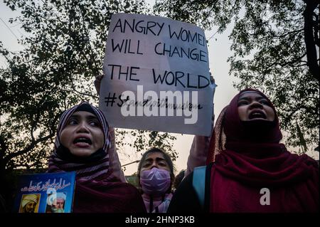 Rajpur Sonarpur, Westbengalen, Indien. 16th. Februar 2022. Muslimische Frauen rufen Slogans während eines Protests gegen das jüngste Verbot von Hijab in einigen Colleges des südindischen Staates Karnataka. (Bild: © Sankhadeep Banerjee/ZUMA Press Wire) Stockfoto