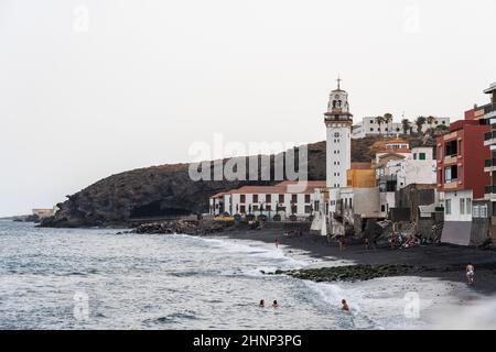 CANDELARIA, SPANIEN - 11. JULI 2021: Blick auf den städtischen Strand und die Basilika unserer Lieben Frau von Candelaria. Stockfoto