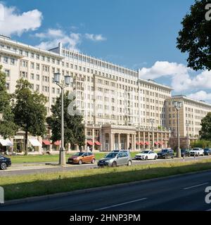 Geschäfte und Apartments in der Karl-Marx-Allee im Zentrum von Berlin. Die Karl-Marx-Allee war der Boulevard der ehemaligen DDR. Stockfoto