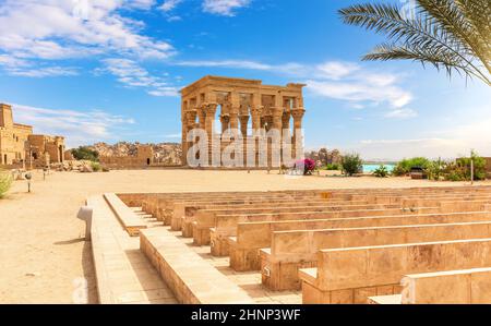 Trajans Kiosk und Ruinen des Philae-Tempels, Assuan, Ägypten Stockfoto
