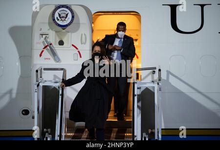 München, Deutschland. 17th. Februar 2022. Kamala Harris, Vizepräsidentin der Vereinigten Staaten, verlässt ihr Flugzeug, nachdem sie am Flughafen München landet. Harris wird an der Münchner Sicherheitskonferenz teilnehmen. Quelle: Sven Hoppe/dpa/Alamy Live News Stockfoto