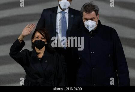 München, Deutschland. 17th. Februar 2022. Markus Söder (CSU), Ministerpräsident von Bayern, begrüßt Kamala Harris, Vizepräsidentin der Vereinigten Staaten, nach der Landung auf dem Flughafen München. Harris wird an der Münchner Sicherheitskonferenz teilnehmen. Quelle: Sven Hoppe/dpa/Alamy Live News Stockfoto
