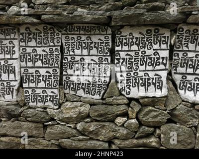 Mani-Wand, buddhistisches Mantra in Stein gemeißelt. Stockfoto