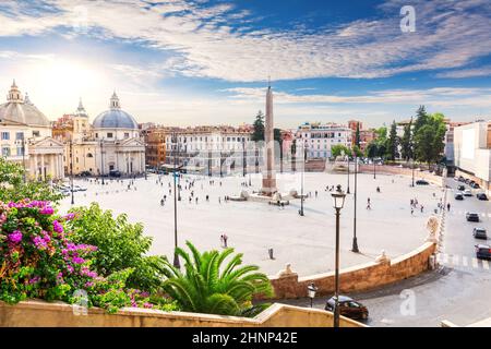 Blick auf die Piazza del Popolo mit dem ägyptischen Obelisken, Brunnen und Doppelkirchen, Rom, Italien Stockfoto