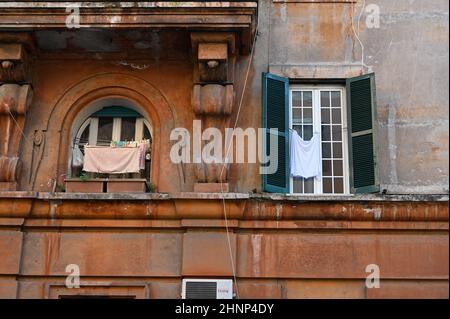 Wäscherei vor dem Fenster in Italien. Stockfoto