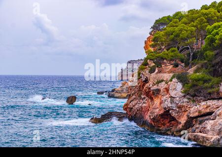 Panorama-Drohnenaufnahme der Bucht von Cala Santanyí, Mallorca, Spanien. Stockfoto