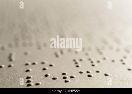 Buchseite mit Braille-Alphabet Stockfoto