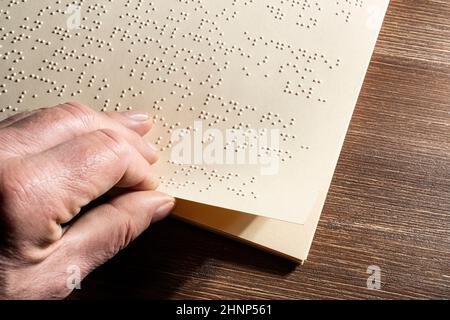 Buchseite mit Braille-Alphabet Stockfoto