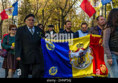 BUKAREST, RUMÄNIEN - 10. NOVEMBER 2013: Friedliche Demonstration für die Monarchie in Bukarest, Rumänien Stockfoto