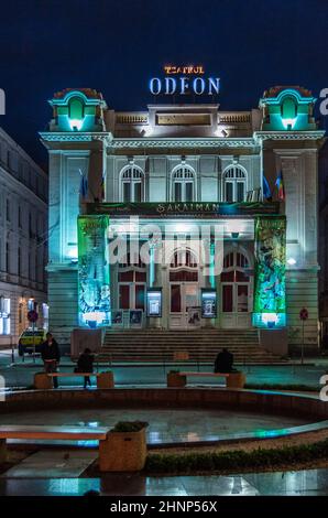 BUKAREST, RUMÄNIEN - 17. NOVEMBER 2013: Nächtliche Stadtszene in Bukarest, Rumänien, Ansicht des Odeon-Theaters, einer der bekanntesten Veranstaltungsorte für darstellende Kunst in Bukarest. Stockfoto