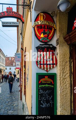 CLUJ-NAPOCA, RUMÄNIEN - 14. NOVEMBER 2013: Eintritt in eine irische Kneipe in der Altstadt von Cluj-Napoca, Siebenbürgen, Rumänien Stockfoto