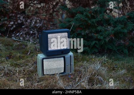 Weißes Rauschen und nichts auf zwei analoge TV-Geräte in der Umgebung Stockfoto