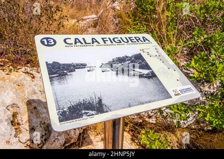 Fotografische Route Zeichen Calo Busques Boira Cala Figuera Mallorca Spanien. Stockfoto