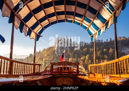 Traditionelle Holzboote auf See Bled, Slowenien. Stockfoto