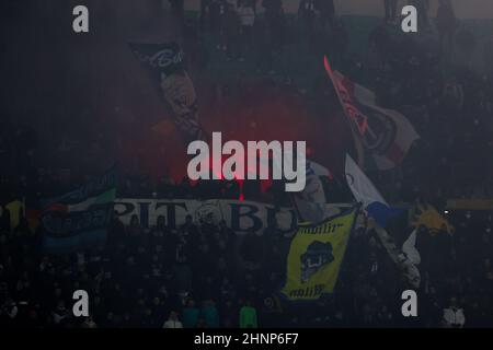 Mailand, Italien. 16th. Februar 2022. Fans des FC Internazionale während der UEFA Champions League 2021/22 Runde von 16 - Fußballspiel der ersten Etappe zwischen dem FC Internazionale und dem FC Liverpool im Giuseppe Meazza Stadium, Mailand, Italien am 16. Februar 2022 Quelle: Independent Photo Agency/Alamy Live News Stockfoto