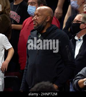 Piscataway, New Jersey, USA. 17th. Februar 2022. Ron Harper Sr. Beobachtet das Spiel zwischen den Illinois Fighting Illini und Rutgers Scarlet Knights in der Jersey Mikes Arena in Piscataway, New Jersey, am Mittwoch, den 16 2022. Februar. Rutgers verartert #12 Illinois 70-59. Duncan Williams/CSM/Alamy Live News Stockfoto