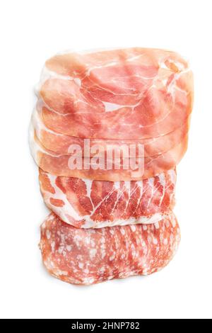 Italienischer getrockneter Schinken. Coppa Stagionata, Prosciutto und Salami isoliert auf weißem Hintergrund. Stockfoto
