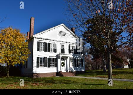 Das Noah Webster Haus in Greenfield Village, einem 80 Hektar großen Freigelände und Teil des Henry Ford Museumskomplexes in Dearborn, Michigan, USA. Stockfoto