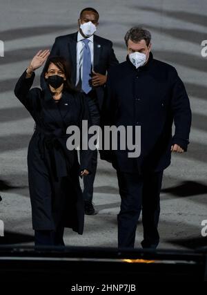 München, Deutschland. 17th. Februar 2022. Markus Söder (CSU, r), Ministerpräsident von Bayern, begrüßt Kamala Harris, Vizepräsidentin der Vereinigten Staaten, nach der Landung auf dem Flughafen München. Harris wird an der Münchner Sicherheitskonferenz teilnehmen. Quelle: Sven Hoppe/dpa/Alamy Live News Stockfoto