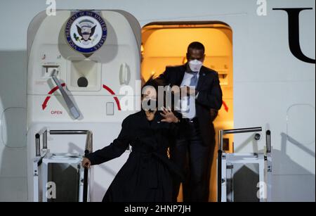 München, Deutschland. 17th. Februar 2022. Kamala Harris, Vizepräsidentin der Vereinigten Staaten, verlässt ihr Flugzeug, nachdem sie am Flughafen München landet. Harris wird an der Münchner Sicherheitskonferenz teilnehmen. Quelle: Sven Hoppe/dpa/Alamy Live News Stockfoto
