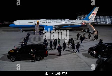 München, Deutschland. 17th. Februar 2022. Kamala Harris, Vizepräsidentin der Vereinigten Staaten, verlässt ihr Flugzeug, nachdem sie am Flughafen München landet. Harris wird an der Münchner Sicherheitskonferenz teilnehmen. Quelle: Sven Hoppe/dpa/Alamy Live News Stockfoto