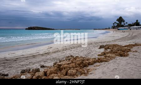 Idyllischer leerer goldener Sandstrand. Nissi Bay Beach im Winter, Ayia Napa, Zypern Stockfoto