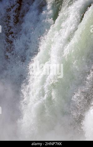 Godafoss am Fluss Skjálfandafljót. Gesamtfall von rund 40 Fuß. Stockfoto