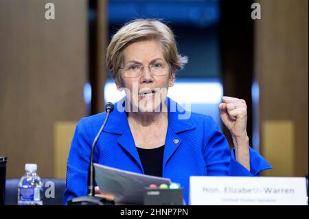 Washington, DC, USA. 17th. Februar 2022. 17. Februar 2022 - Washington, DC, Vereinigte Staaten: Senatorin der Vereinigten Staaten ELIZABETH WARREN (D-MA) spricht bei einer Anhörung des Haushaltsausschusses des Senats. (Bild: © Michael Brochstein/ZUMA Press Wire) Stockfoto