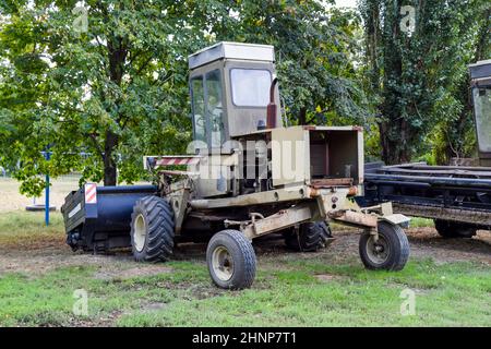 Futterernte bedeutet. Der Gabelstapler. Stockfoto