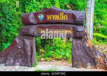 Kleiner Sandstrand Lamru Nationalpark Khao Lak Phang-nga Thailand. Stockfoto