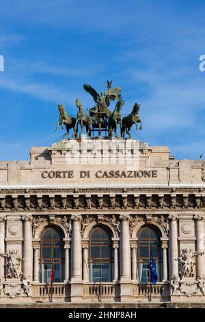 Quadriga an der Spitze des Justizpalastes Sitz des Obersten Kassationsgerichts (Corte di Cassazione), Rom, Italien Stockfoto