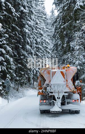 Wartung laut im Winter, LKW Reinigung Schnee von der Straße Stockfoto