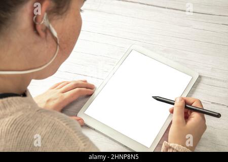 Junge kreative digitale Künstler arbeiten mit Grafik-Tablet mit Stift in den Händen von jungen Frau isoliert weißen Hintergrund für Kopierraum. Draufsicht Stockfoto