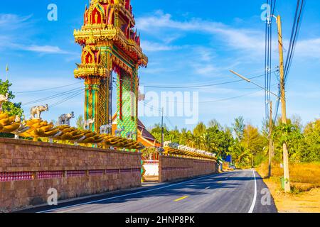 Eingangstor Wat Phadung Tham PhoThi Tempel Khao Lak Thailand. Stockfoto