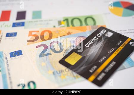 Kreditkarte mit Euro-Banknoten auf Diagramm- und Diagrammpapier. Finanzentwicklung, Bankkonto, Statistiken, Investment Analytic Research Data Economy, Stockfoto