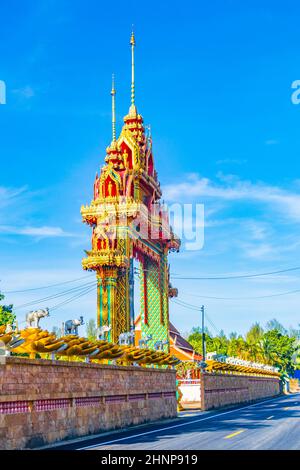 Eingangstor Wat Phadung Tham PhoThi Tempel Khao Lak Thailand. Stockfoto