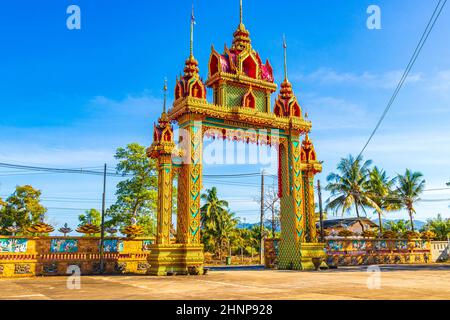 Eingangstor Wat Phadung Tham PhoThi Tempel Khao Lak Thailand. Stockfoto